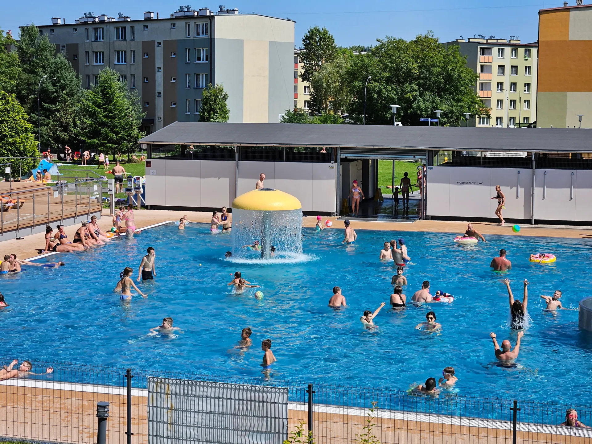 Basen Letni Nowy Bytom z dziećmi – brodzik, zjeżdżalnie i baseny – zdjęcie 6