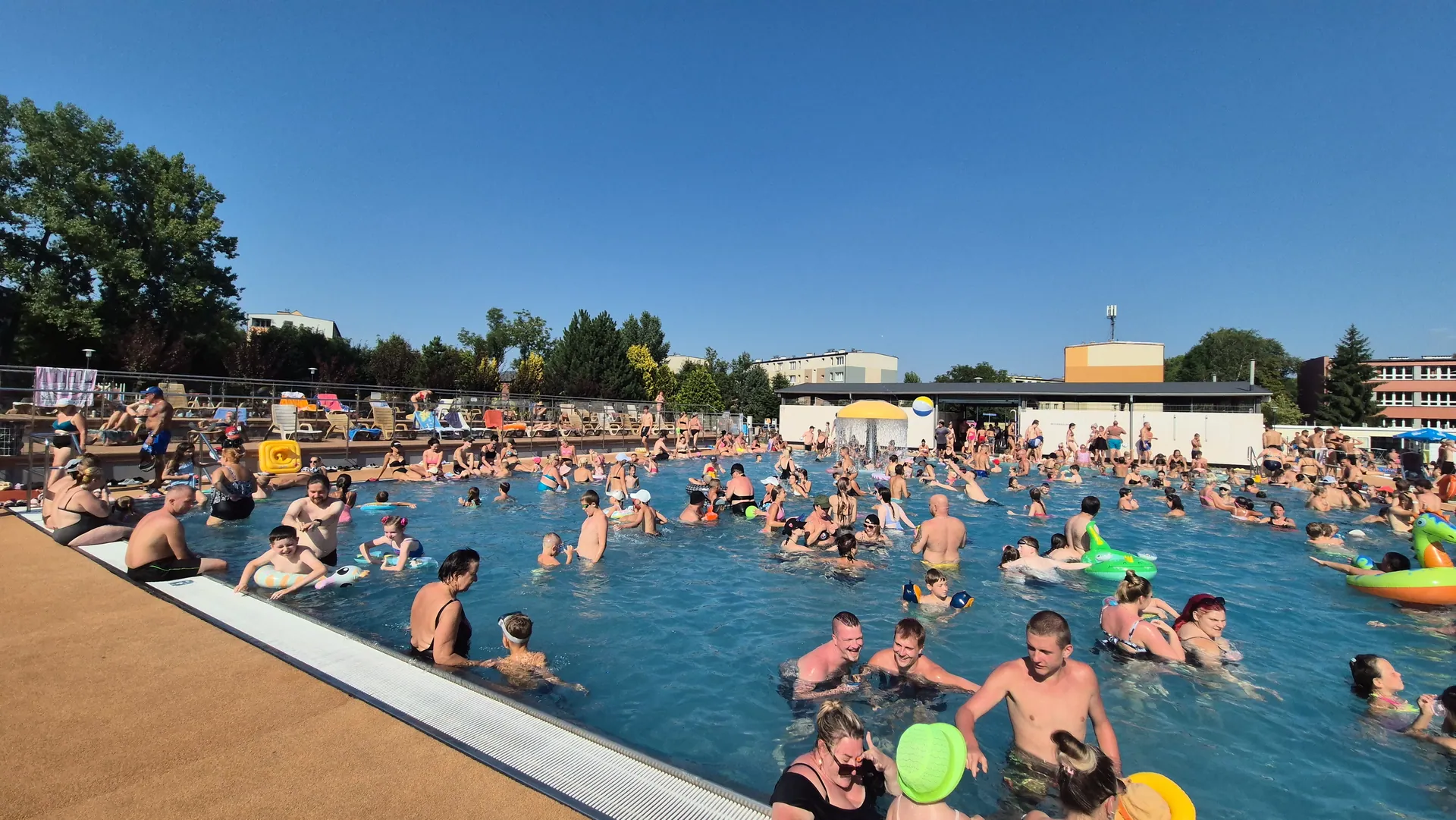Basen Letni Nowy Bytom z dziećmi – brodzik, zjeżdżalnie i baseny – zdjęcie 8