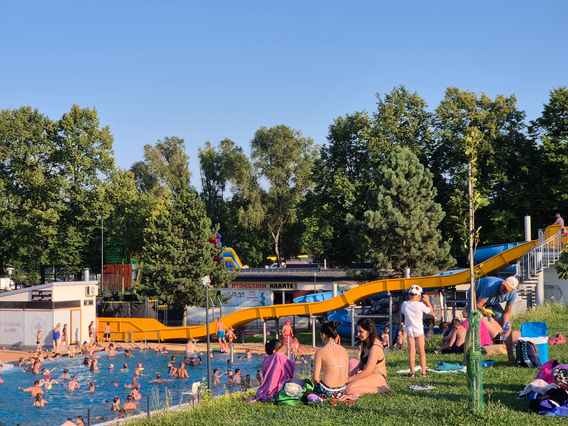Basen Letni Nowy Bytom z dziećmi – brodzik, zjeżdżalnie i baseny – zdjęcie 9
