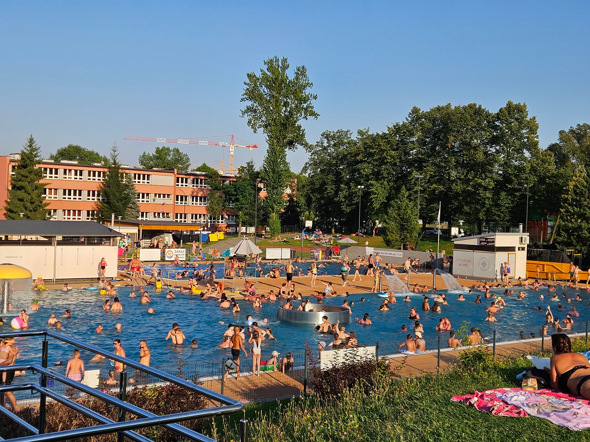 Basen Letni Nowy Bytom z dziećmi – brodzik, zjeżdżalnie i baseny – zdjęcie 10