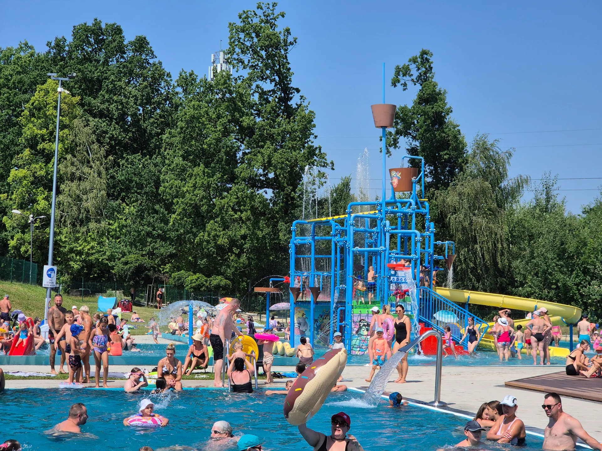 Basen Sezonowy MOSiR Piekary Śląskie z dziećmi – basen i wodny plac zabaw – zdjęcie 1