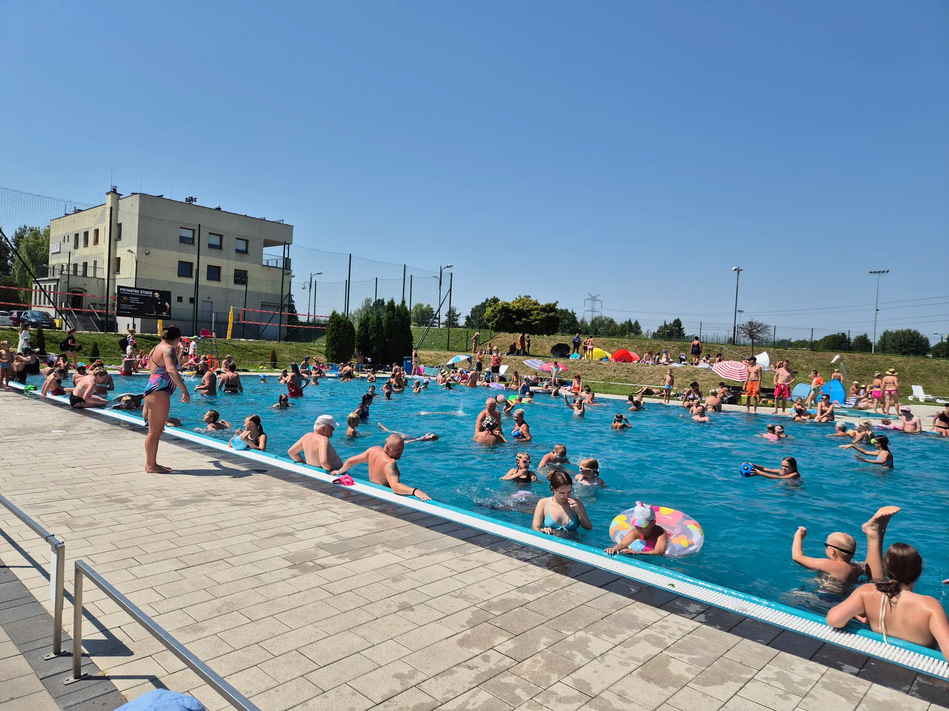 Basen Sezonowy MOSiR Piekary Śląskie z dziećmi – basen i wodny plac zabaw – zdjęcie 3