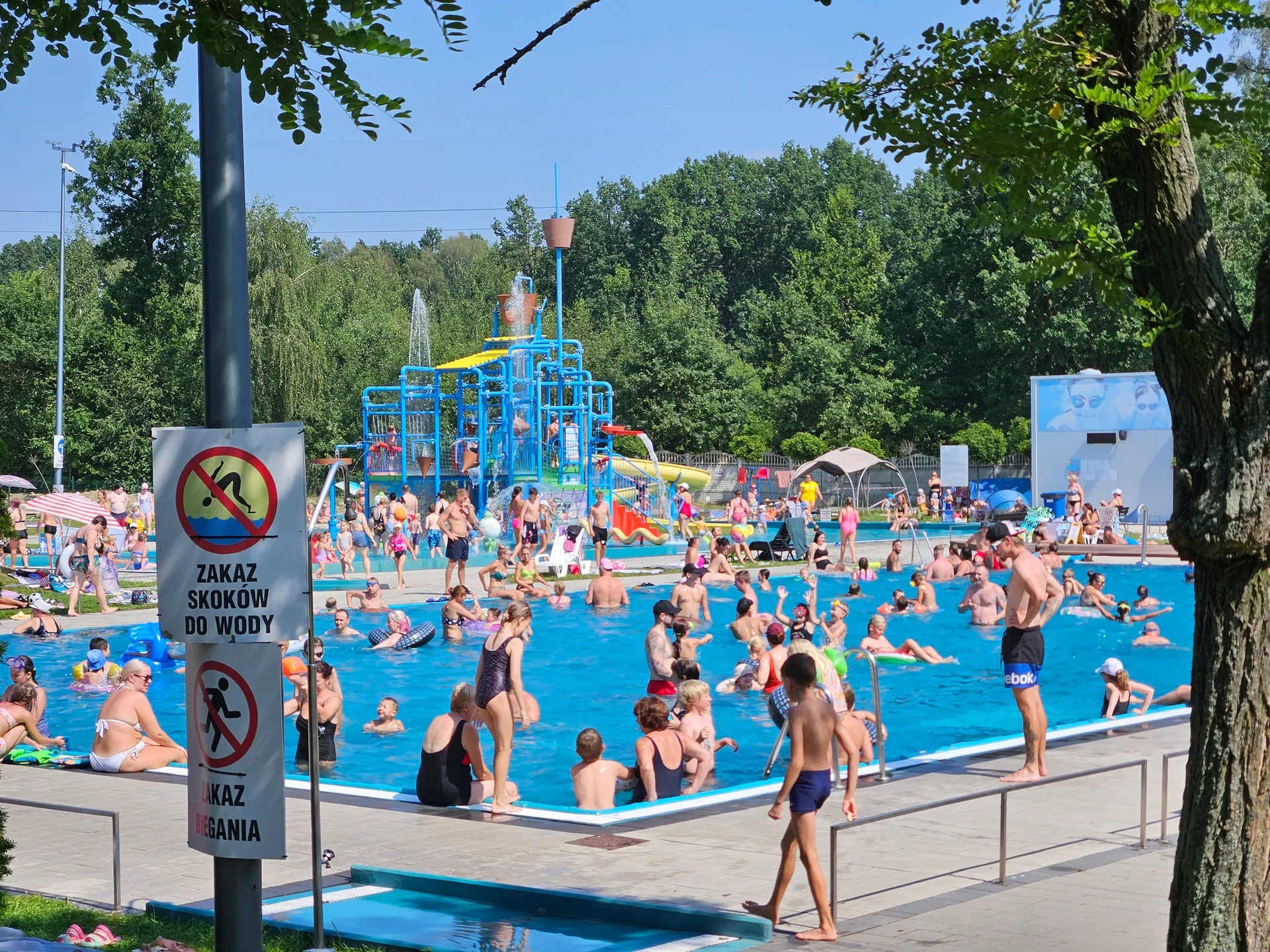 Basen Sezonowy MOSiR Piekary Śląskie z dziećmi – basen i wodny plac zabaw – zdjęcie 4