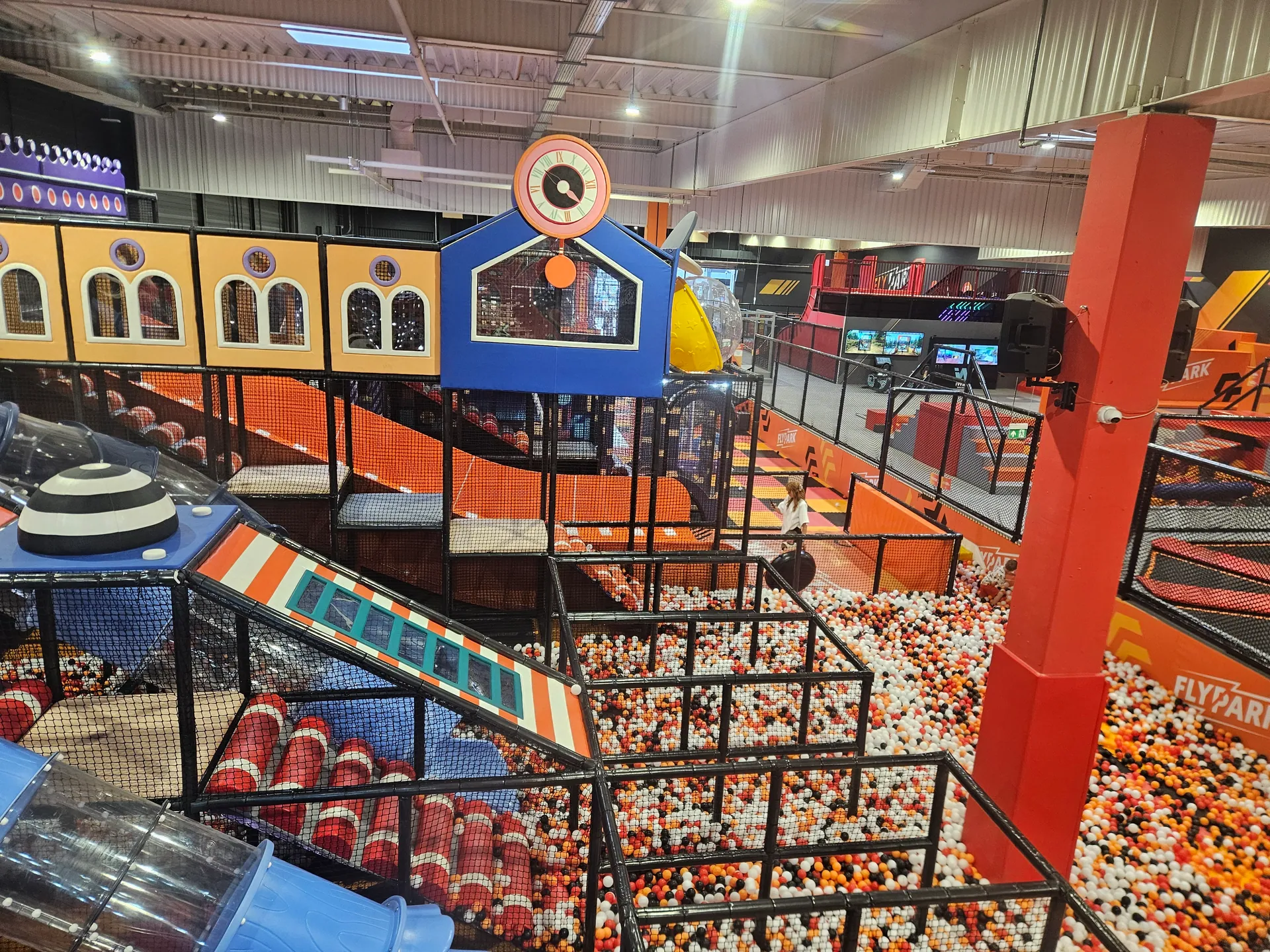 FlyPark w Bytomiu z dziećmi – trampoliny, zjeżdżalnie i świetna zabawa – zdjęcie 2