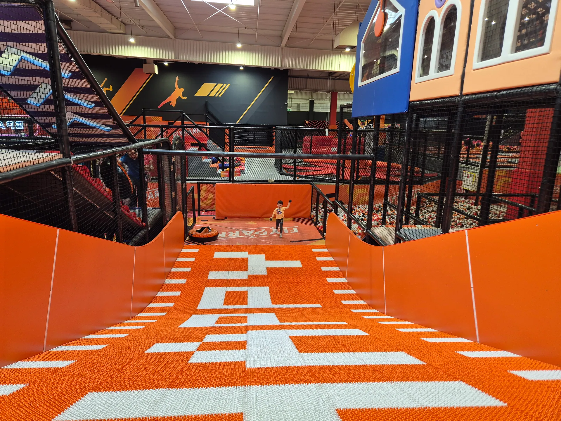 FlyPark w Bytomiu z dziećmi – trampoliny, zjeżdżalnie i świetna zabawa – zdjęcie 3