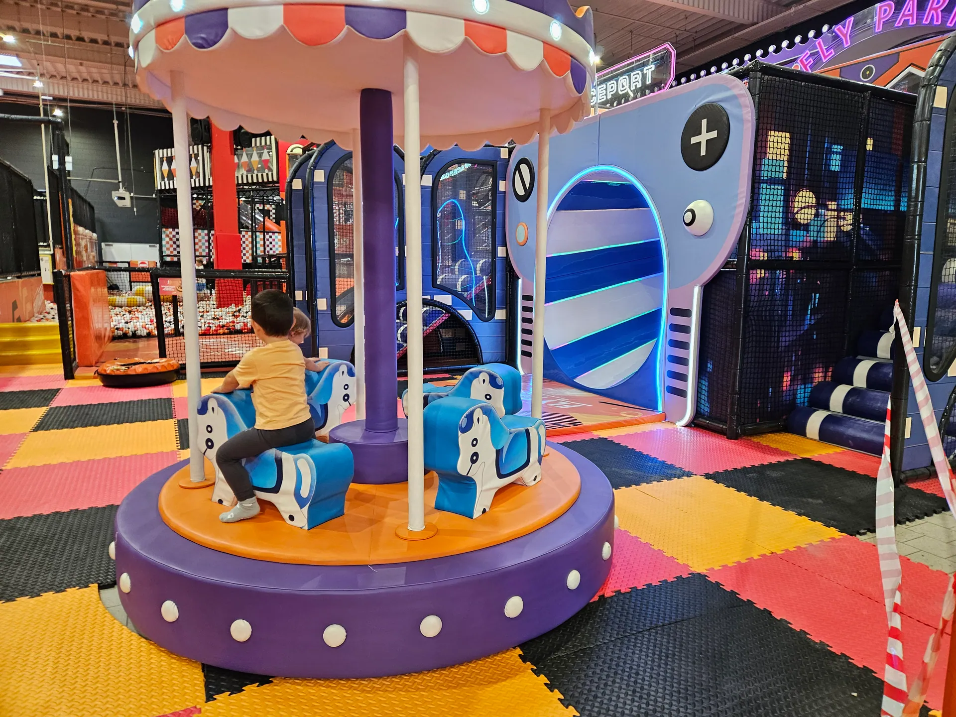 FlyPark w Bytomiu z dziećmi – trampoliny, zjeżdżalnie i świetna zabawa – zdjęcie 7