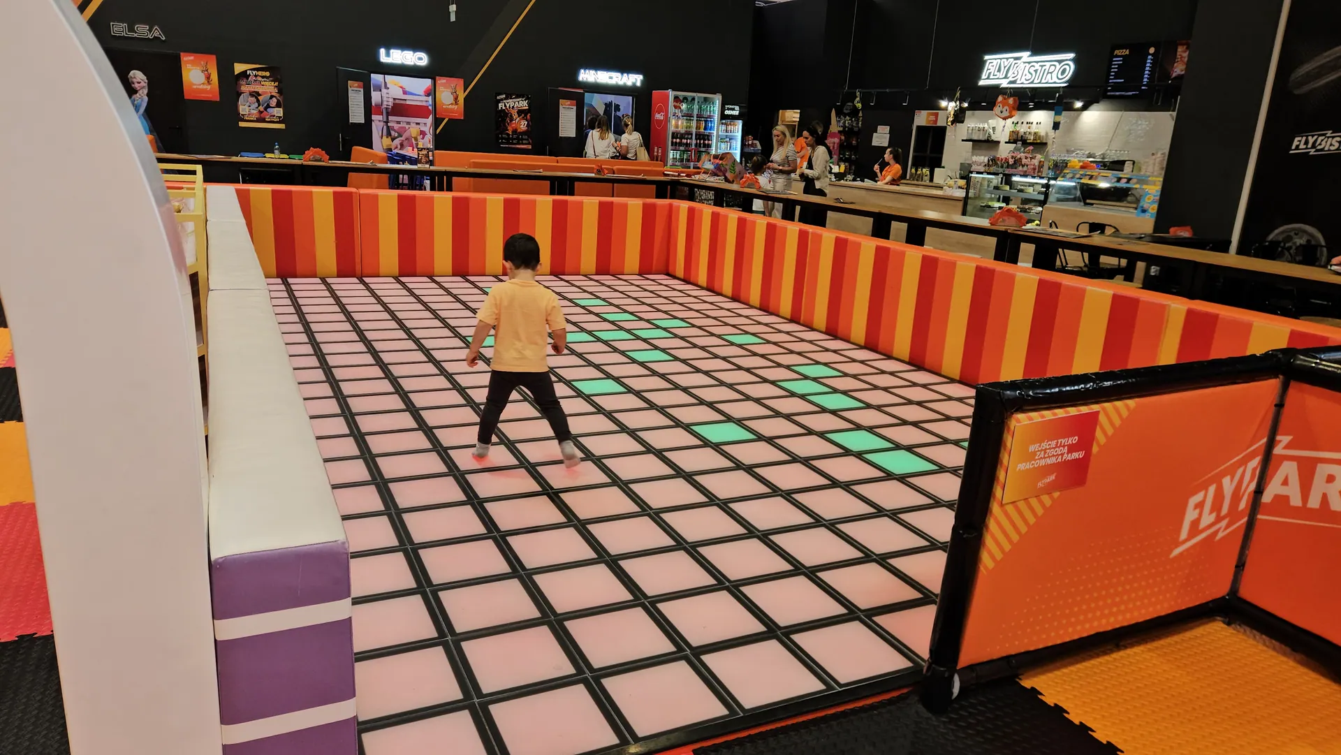 FlyPark w Bytomiu z dziećmi – trampoliny, zjeżdżalnie i świetna zabawa – zdjęcie 13