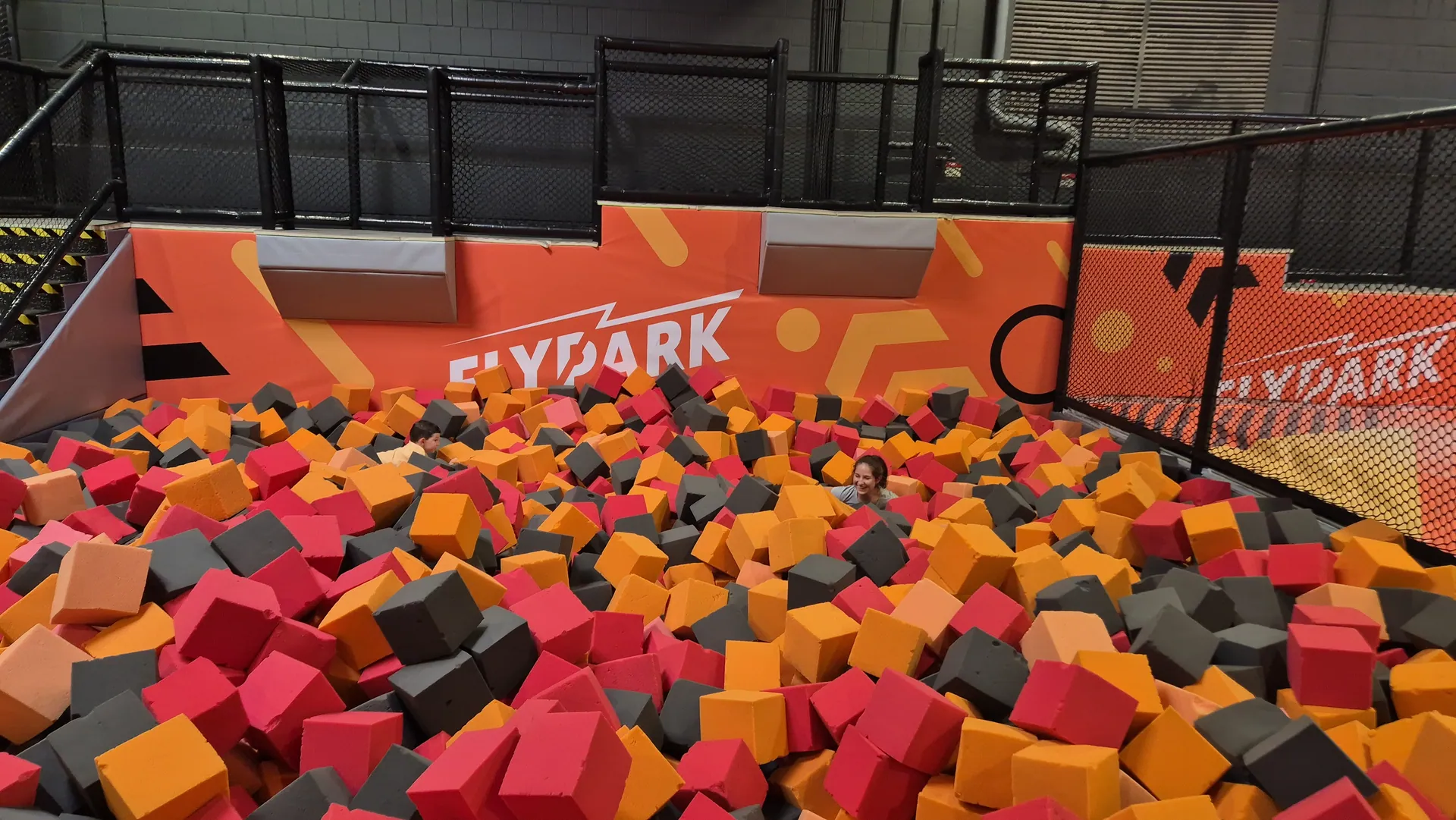 FlyPark w Bytomiu z dziećmi – trampoliny, zjeżdżalnie i świetna zabawa – zdjęcie 14