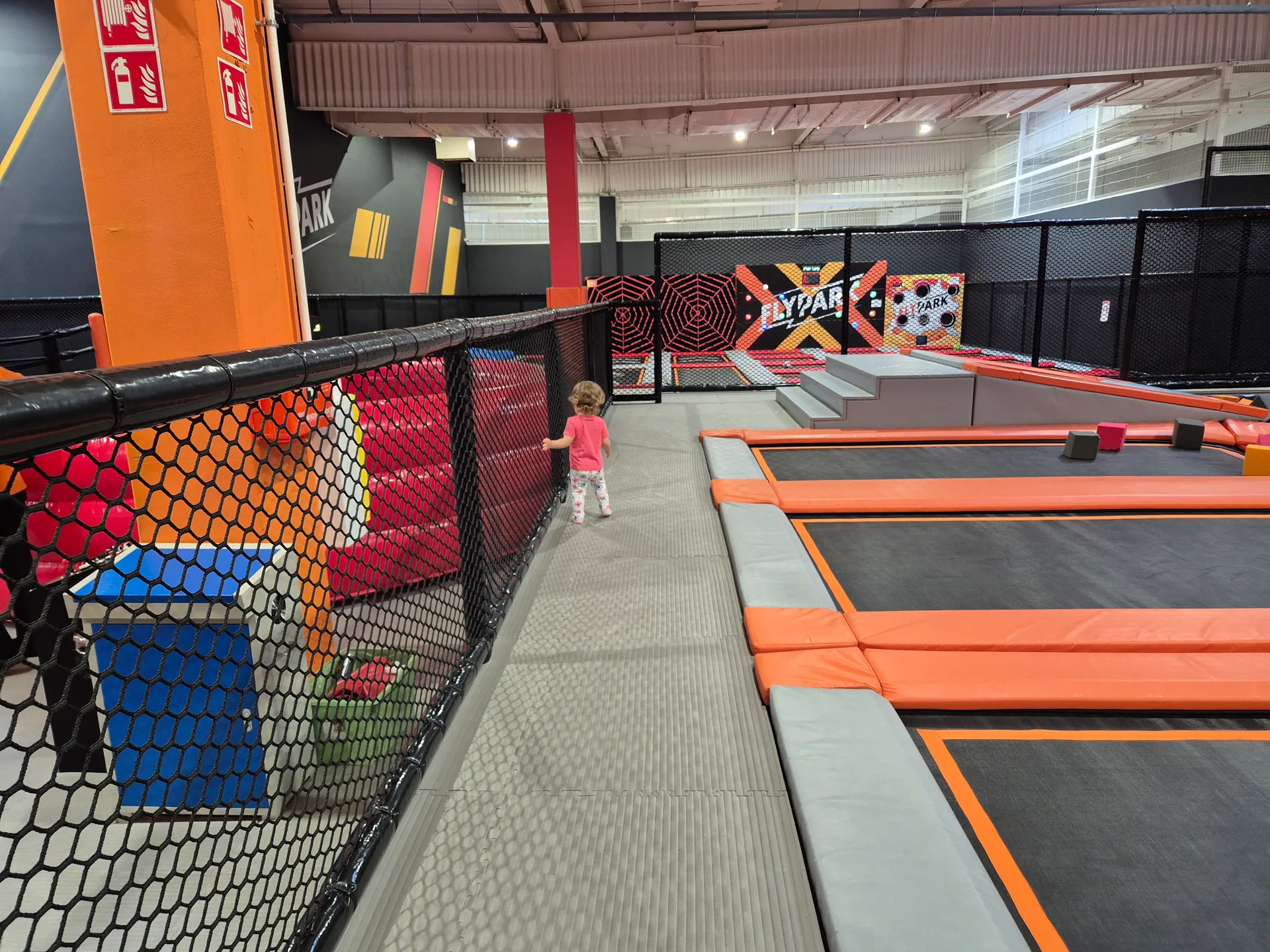 FlyPark w Bytomiu z dziećmi – trampoliny, zjeżdżalnie i świetna zabawa – zdjęcie 15