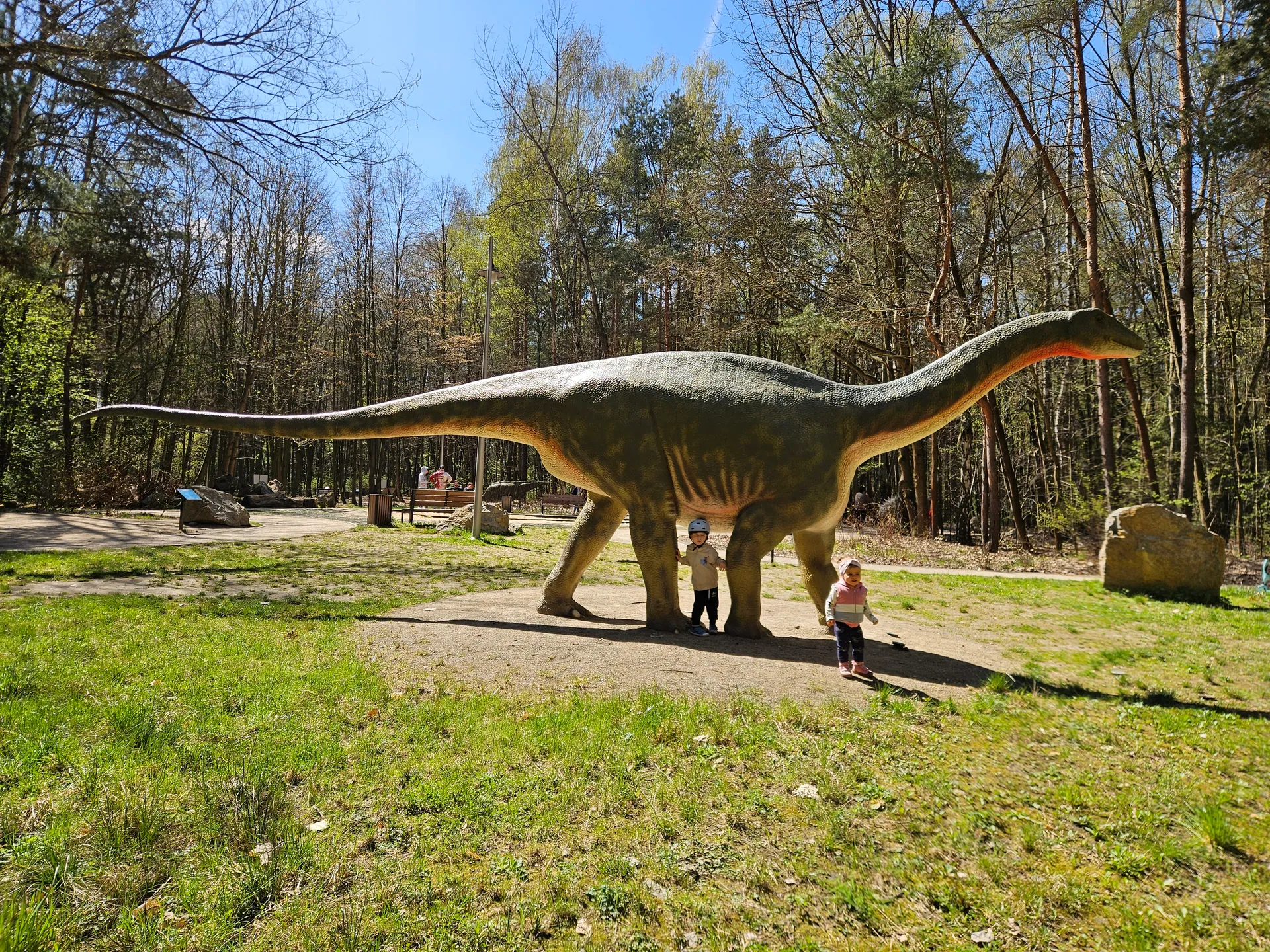 Park Jacka Kuronia w Sosnowcu z dziećmi – mini zoo, dinozaury i plac zabaw – zdjęcie 3